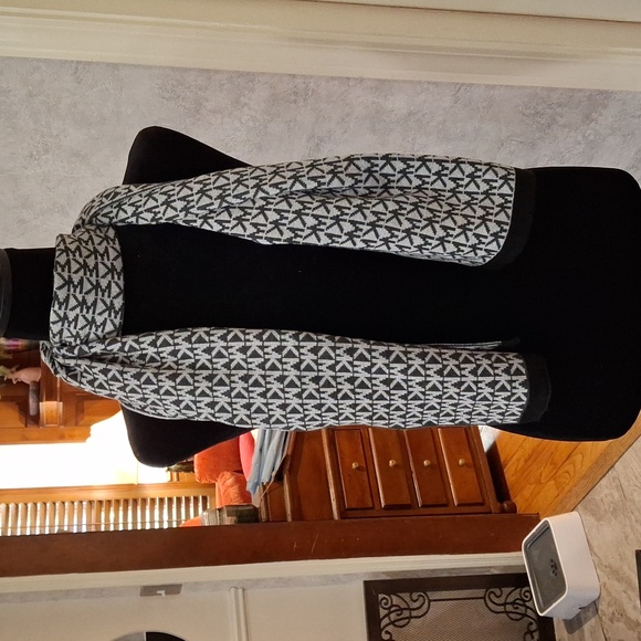 "MICHAEL KORS" ONE SIZE, 64in. Long, "MK" LOGO, GRAY AND BLACK, NWOT SCARF. - Picture 7 of 10